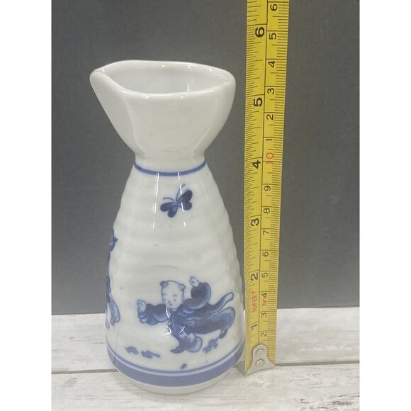 Small Antique Japanese Blue and White Porcelain Sakura Tree Sake Bottle - Picture 4 of 10